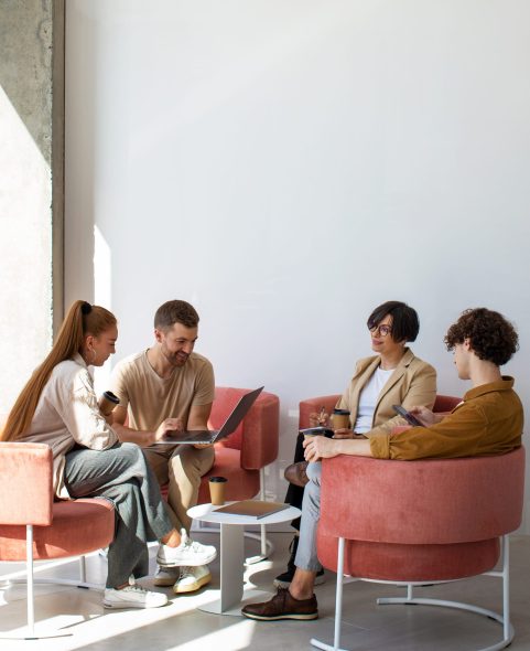 Moderni uredski prostor koji prikazuje okruženje za rad na daljinu